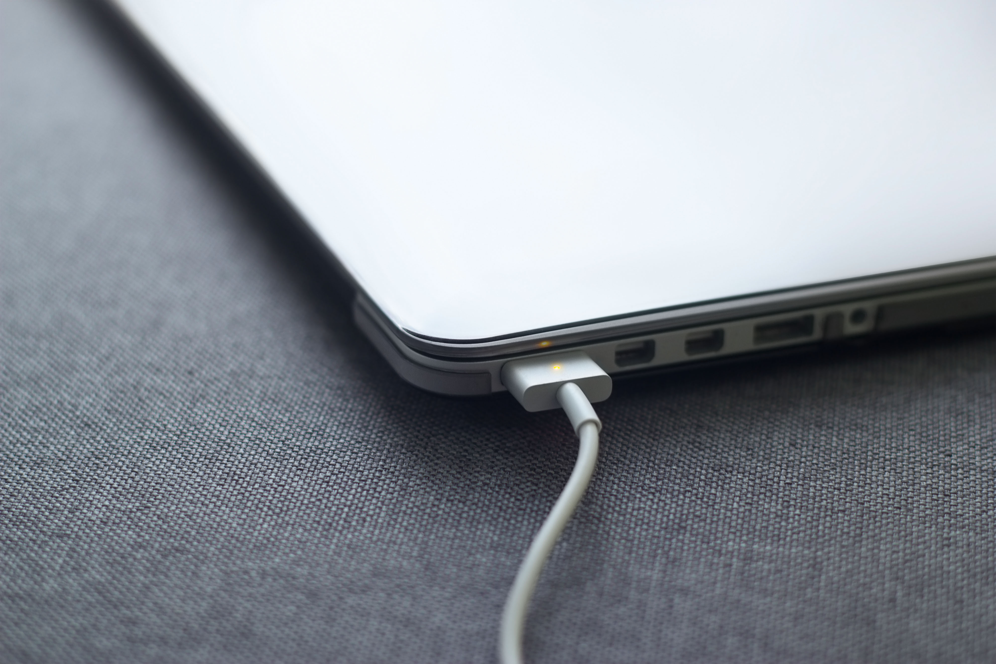 Does a Blinking Battery Light on a Laptop Mean the Charger Is Not Charging?  | Techwalla