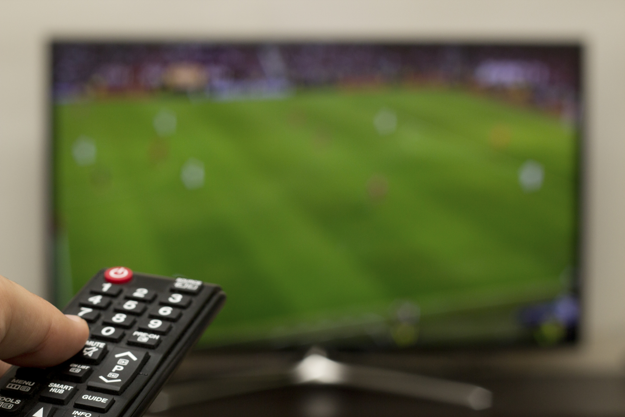 Будет футбол телевизору. Телевизор футбол. Футбол по телевизору. Футбольный матч в телевизоре. Футбол на экране телевизора.