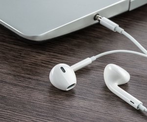 earphone with laptop on the wood desk