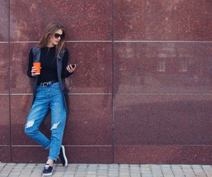 The model stands against the wall and keeps the phone.