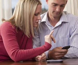Woman signing the phrase 'Oh I See' in American Sign Language while communicating with a man