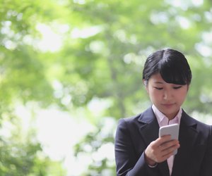 woman with smart phone