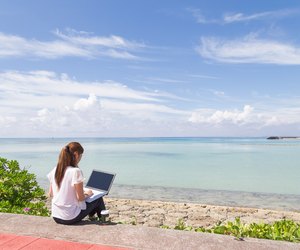 The young woman who operates a PC by the sea