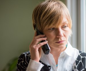 30's woman on a serious phone call.