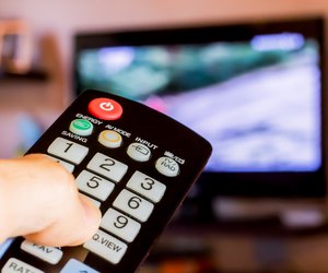 Using the remote control to change channesl on Tv