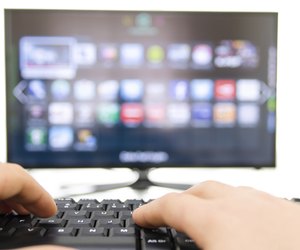 Smart tv and keyboard connect to the internet