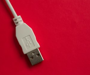White cable USB