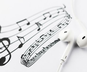 Earbuds on music notes