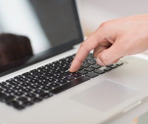Hans hand using laptop keyboard