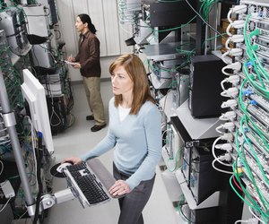 Компьютерные техники в серверной комнате