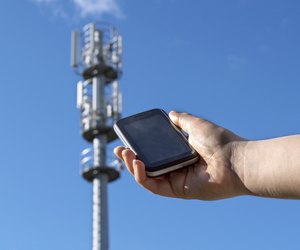 hand showing a phone