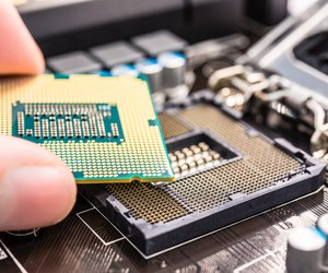 Installation of computer processor in the socket