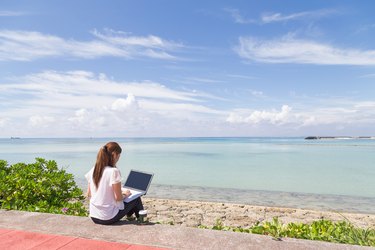 The young woman who operates a  PC by the sea