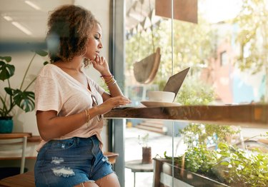 Young woman using her laptop in a coffee shop