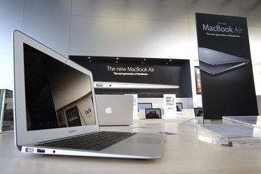 Apple Opens New Store In Chicago's Lincoln Park Neighborhood