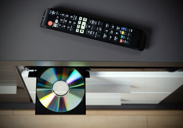 Blu-ray or DVD player with inserted disc
