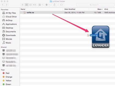 Drag and drop RAR file into StuffIt Expander from Finder window