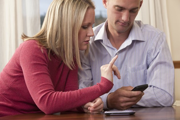 Woman signing the phrase 'Oh I See' in American Sign Language while communicating with a man