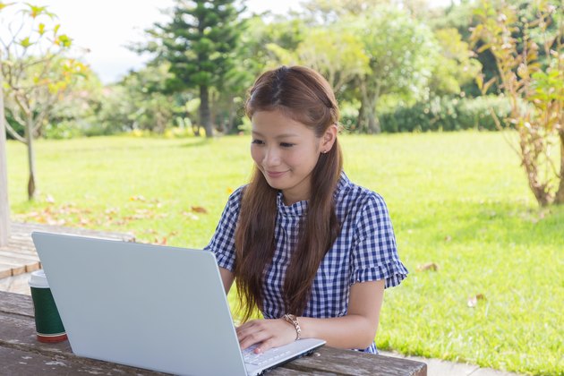 The young woman who operates a PC by the park