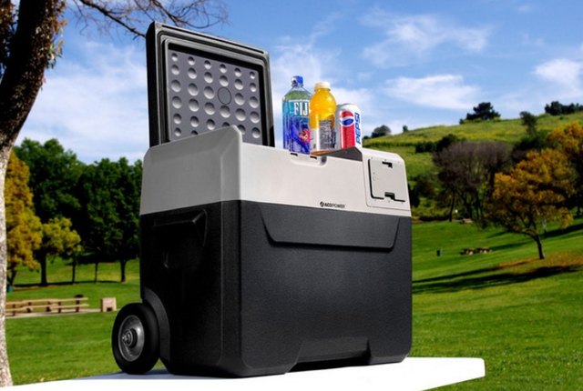 This Smart Cooler Keeps Your Drinks Cool Without Ice | Techwalla