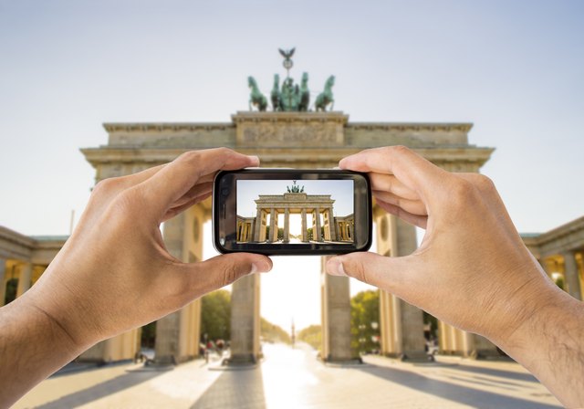photographing with the phone a brandenburg gate