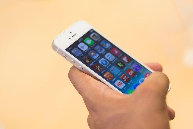 Latest IPhones Hit Shops In Hong Kong