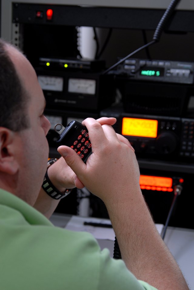 Компьютер радиостанция. Радио для ПК. Оператор мужчина. Radio and communication Day.